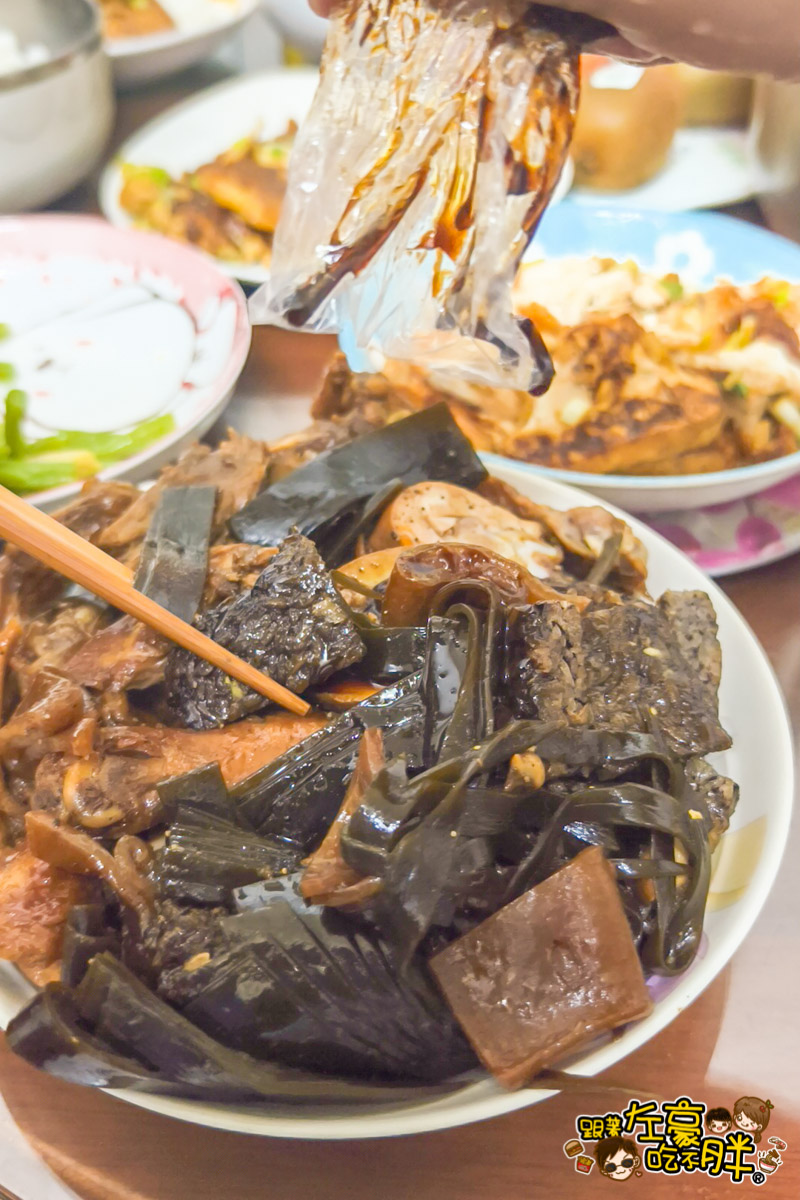 七老爺滷味,七老爺滷味紅中燒雞,滷味推薦,米血,雞肉,高雄滷味,高雄美食,高雄鳳山美食,鳳山美食,鳳西市場,鴨翅