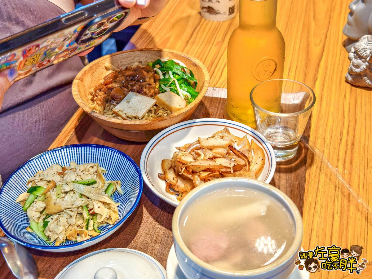 乾麵,市場,王煮麵,王煮麵菜單,鍋燒意麵,高雄小吃,高雄美食,龍華市場,龍華市場王煮麵