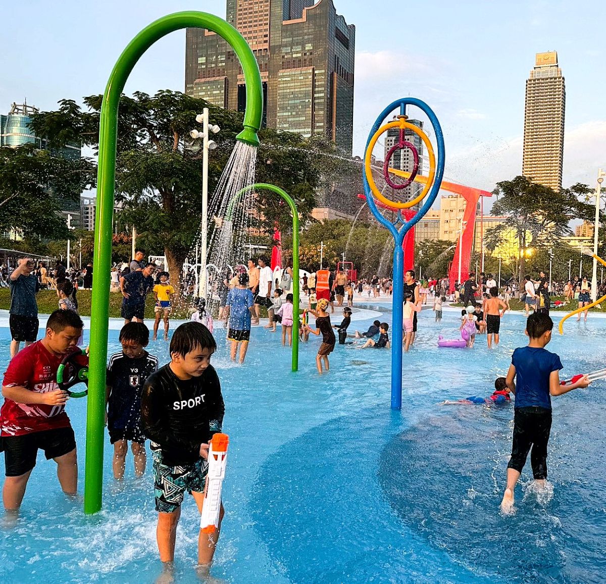 新光碼頭,星光水岸公園,玩水景點,親子景點,親水公園,高雄旅遊,高雄親子公園