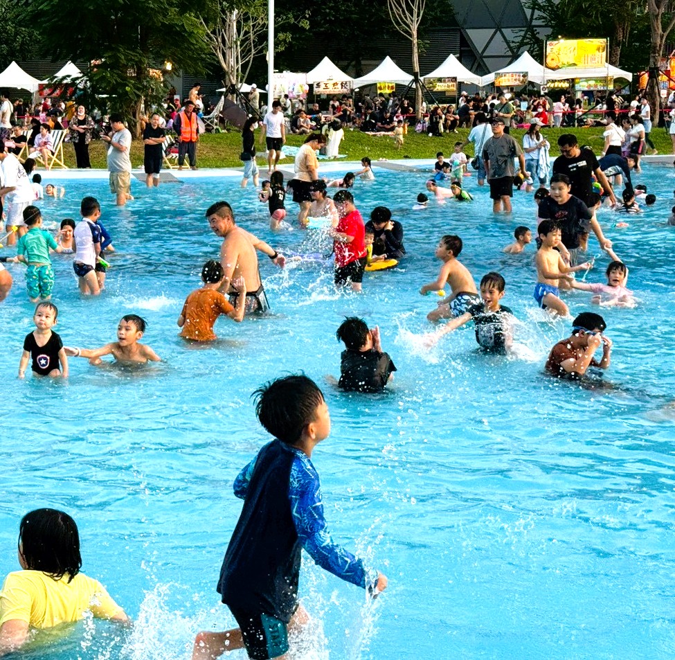 新光碼頭,星光水岸公園,玩水景點,親子景點,親水公園,高雄旅遊,高雄親子公園
