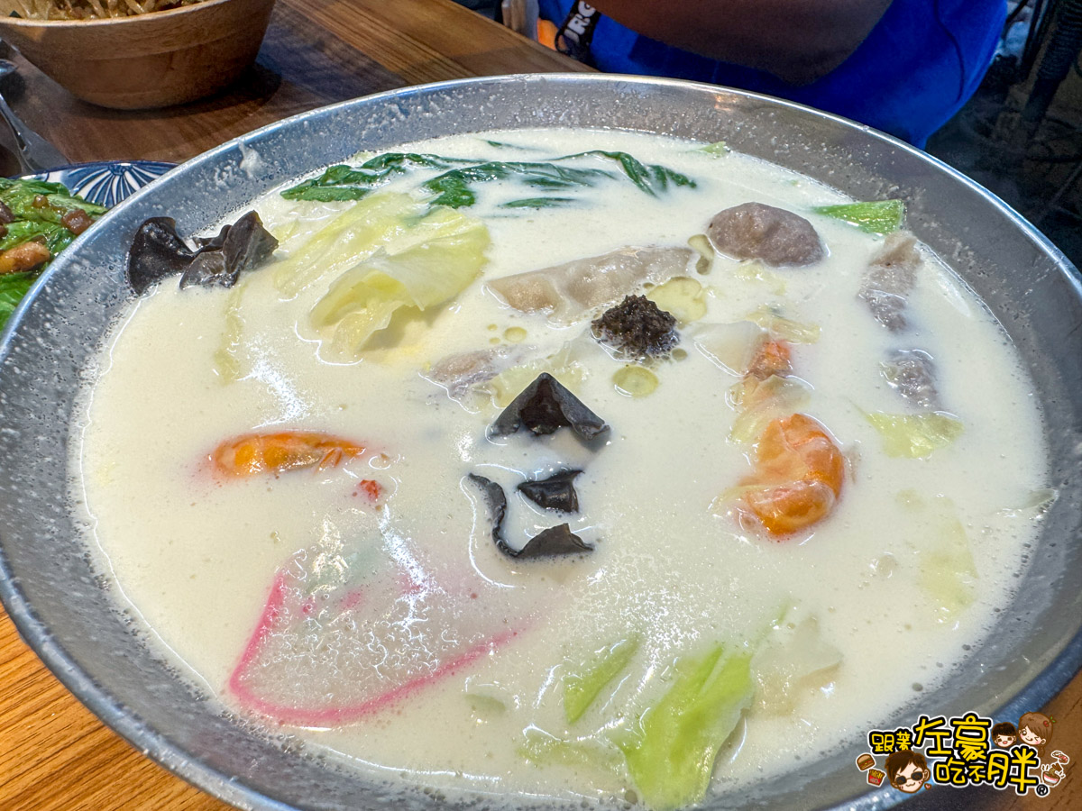 乾麵,市場,王煮麵,王煮麵菜單,鍋燒意麵,高雄小吃,高雄美食,龍華市場,龍華市場王煮麵