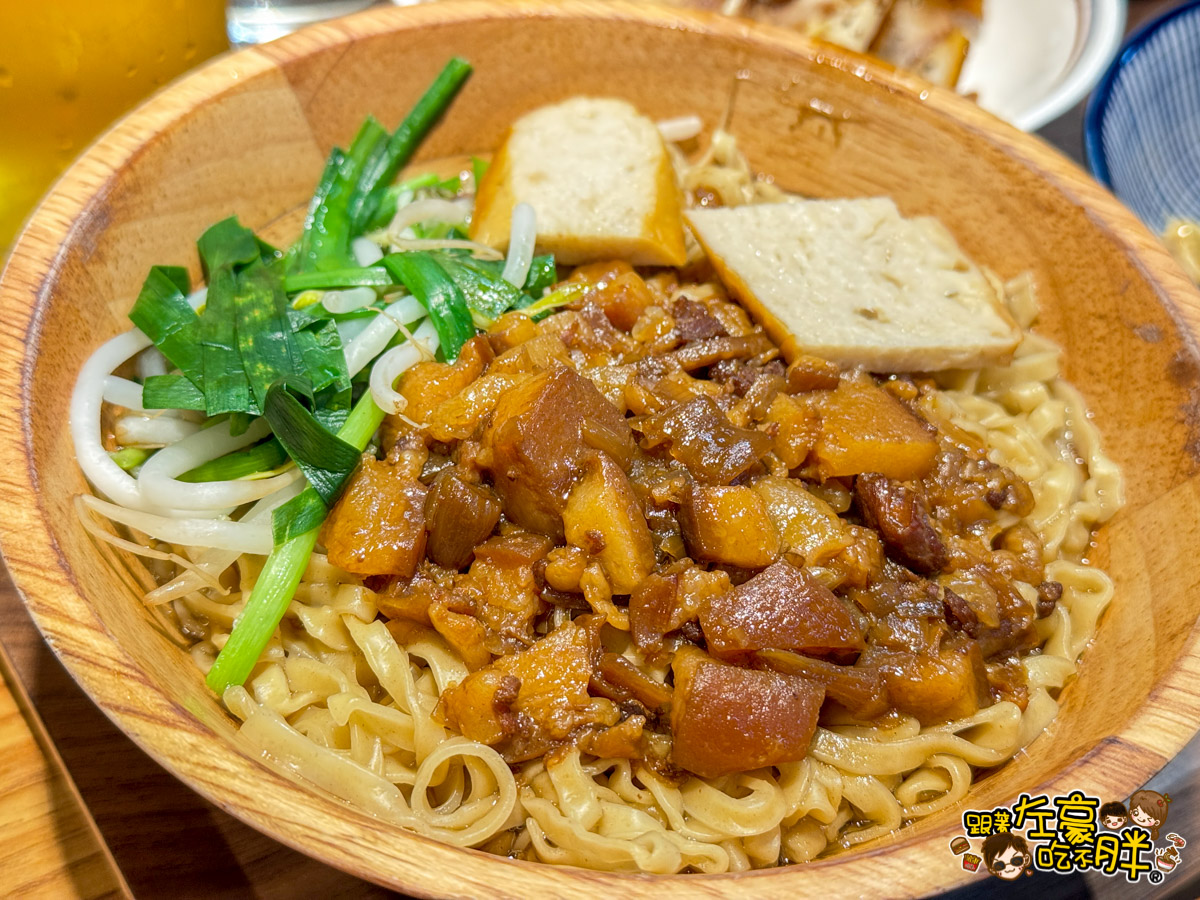 乾麵,市場,王煮麵,王煮麵菜單,鍋燒意麵,高雄小吃,高雄美食,龍華市場,龍華市場王煮麵