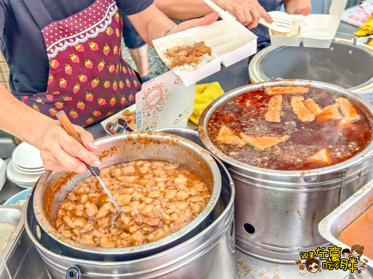 網站近期文章：高雄美食,阿得肉燥飯鮮魚湯,30年現熬鮮魚湯,人氣現炒便當菜~